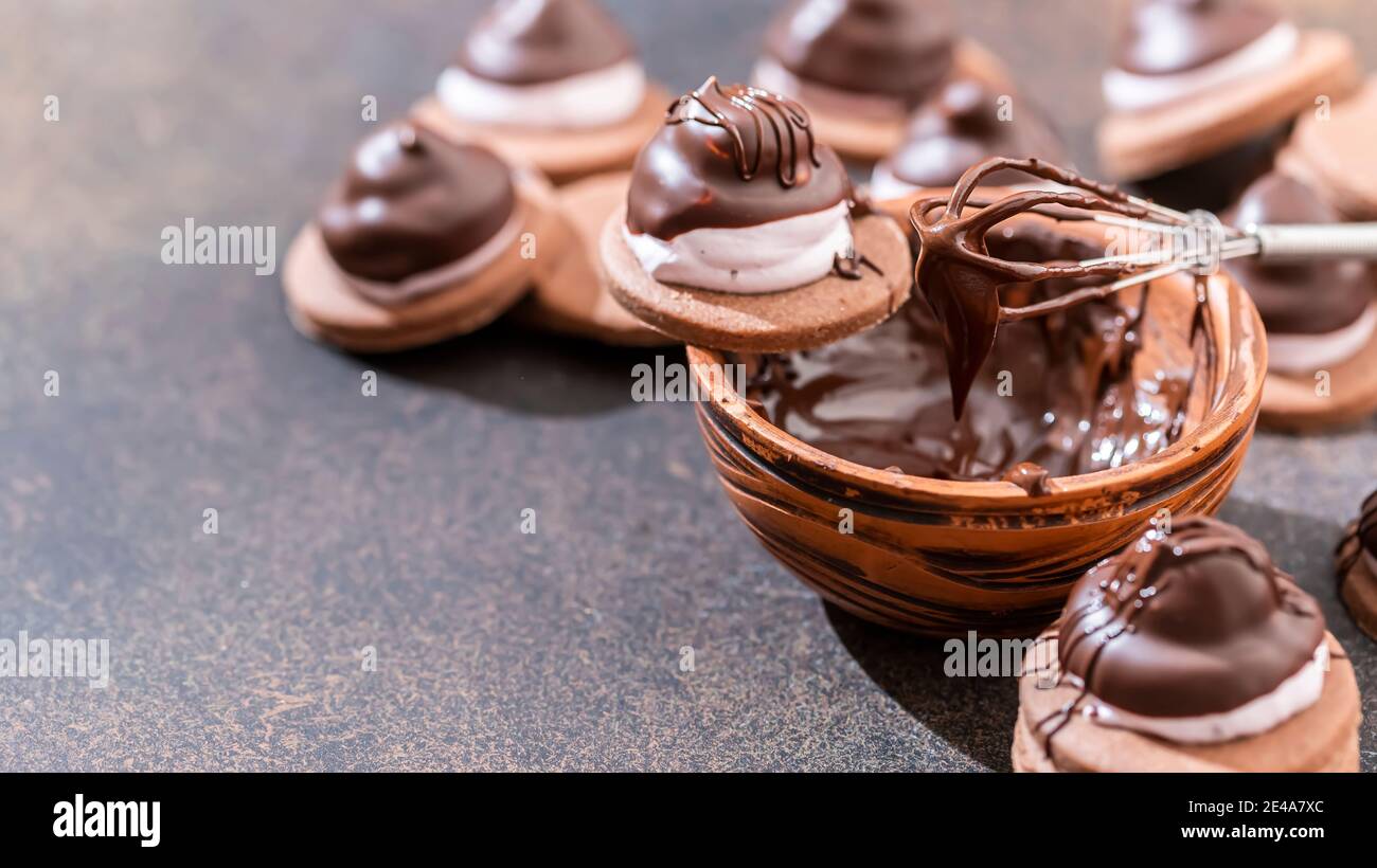 Hausgemachtes Backen. Den Teig mit geschmolzener Schokolade überzogen.  Selektiver Fokus Stockfotografie - Alamy