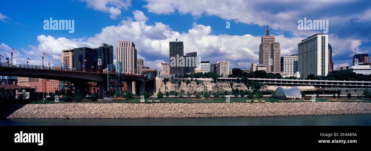 Wolkenkratzer in einer Stadt, Mississippi River, St. Paul, Minnesota, USA Stockfoto
