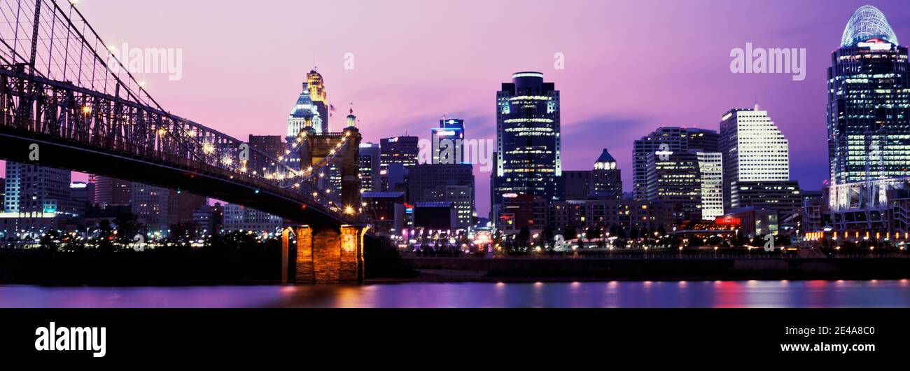 Hängebrücke über den Ohio River mit Wolkenkratzern im Hintergrund, Cincinnati, Ohio, USA Stockfoto
