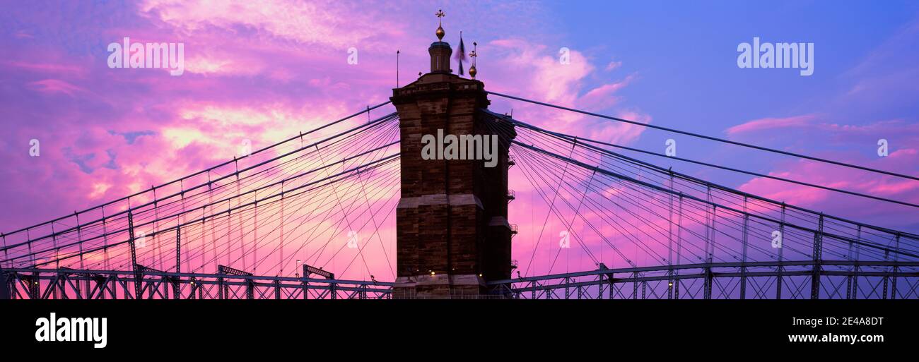 Low-Angle-Ansicht einer Hängebrücke in der Dämmerung, Cincinnati, Ohio, USA Stockfoto