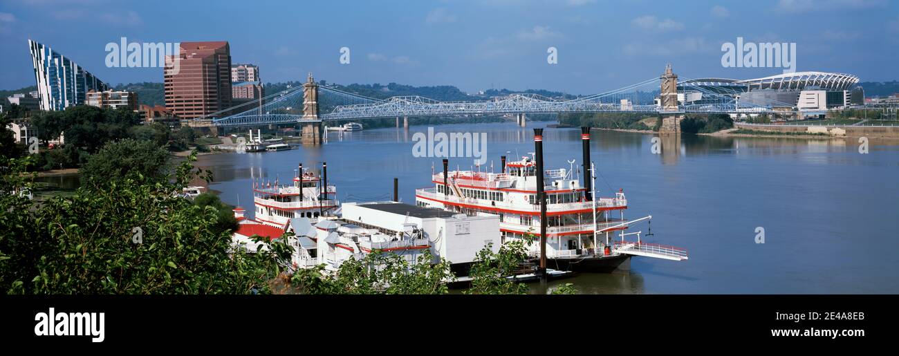 Boote in einem Fluss mit einer Hängebrücke im Hintergrund, Ohio River, Cincinnati, Ohio, USA Stockfoto