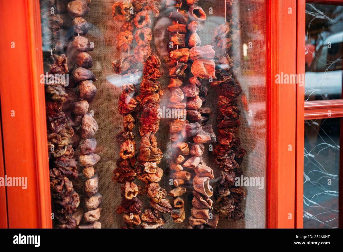 TÜRKEI, ISTANBUL, 14. DEZEMBER 2018: Getrocknete Früchte hinter dem Glas einer roten Holzvitrine. Stockfoto