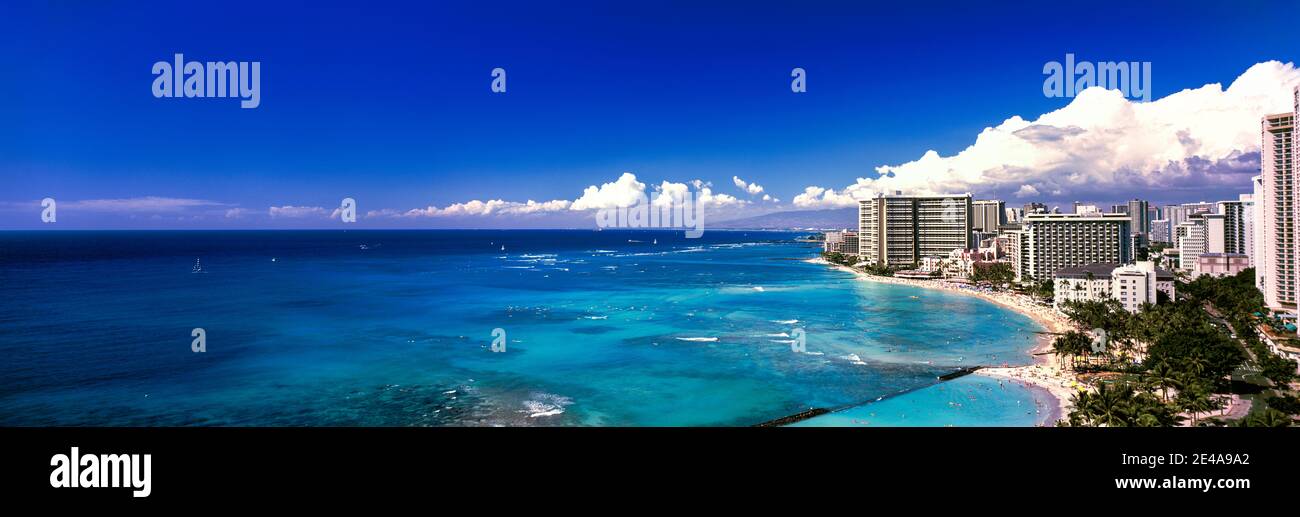 Blick auf Wolkenkratzer am Wasser, Waikiki Beach, Oahu, Hawaii Islands, Hawaii, USA Stockfoto
