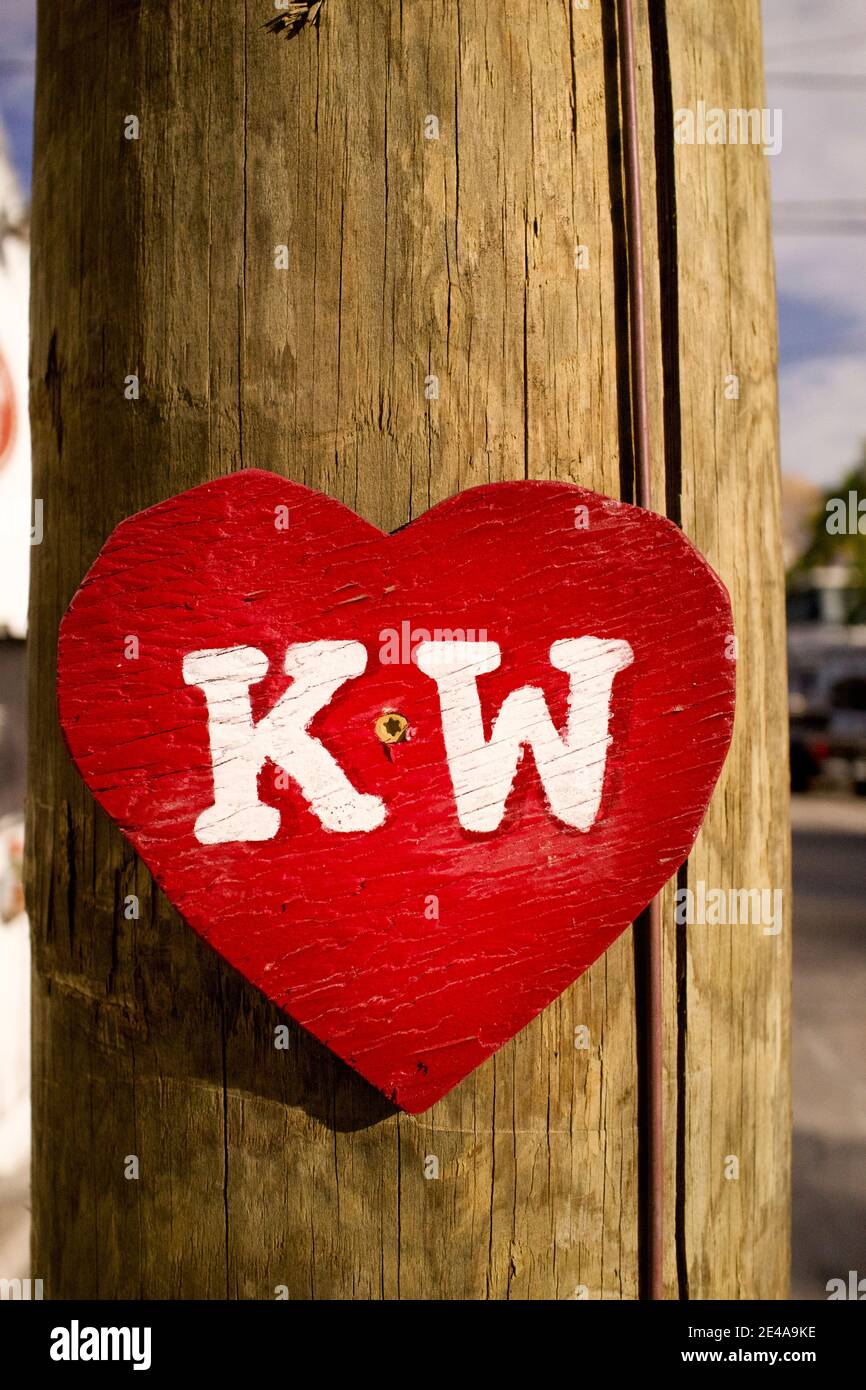 Liebe KW Zeichen auf Telefonmast in Key West, Florida, FL USA. Südlichster Punkt in den kontinentalen USA. Urlaubsziel der Insel Stockfoto