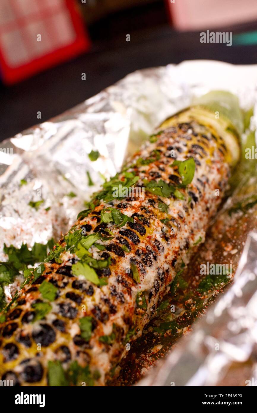 Fire Roasted Corn at Bien: Karibisches und lateinamerikanisches Restaurant. Gelegen an 1000 Eaton St, Key West, FL 33040. Ausgezeichnetes Essen! Stockfoto