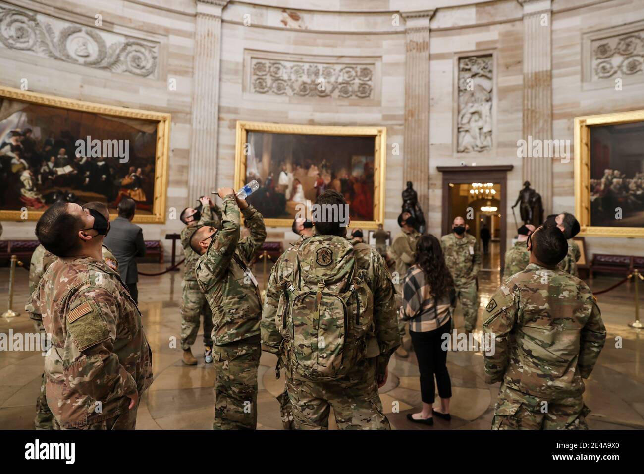 Washington, USA. Januar 2021. Mitglieder der Nationalgarde machen Fotos in der Rotunde des US-Kapitols während einer Tour, die von Senator Martin Heinrich (D-N.M) im US-Kapitolgebäude in Washington, DC, am 22. Januar 2021 veranstaltet wird. (Foto von Oliver Contreras/Sipa USA) Quelle: SIPA USA/Alamy Live News Stockfoto