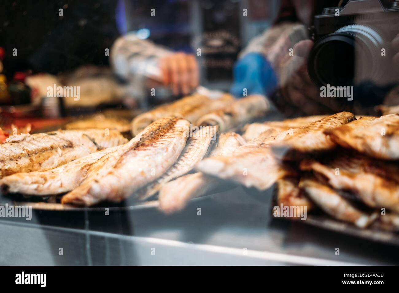 TÜRKEI, ISTANBUL, 14. DEZEMBER 2018: Gebratener Fisch in einem traditionellen türkischen Fastfood. Stockfoto