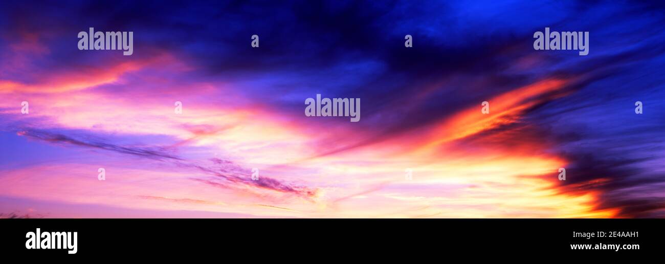 Low-Angle-Ansicht des Himmels bei Sonnenuntergang, Cape Cod, Massachusetts, USA Stockfoto