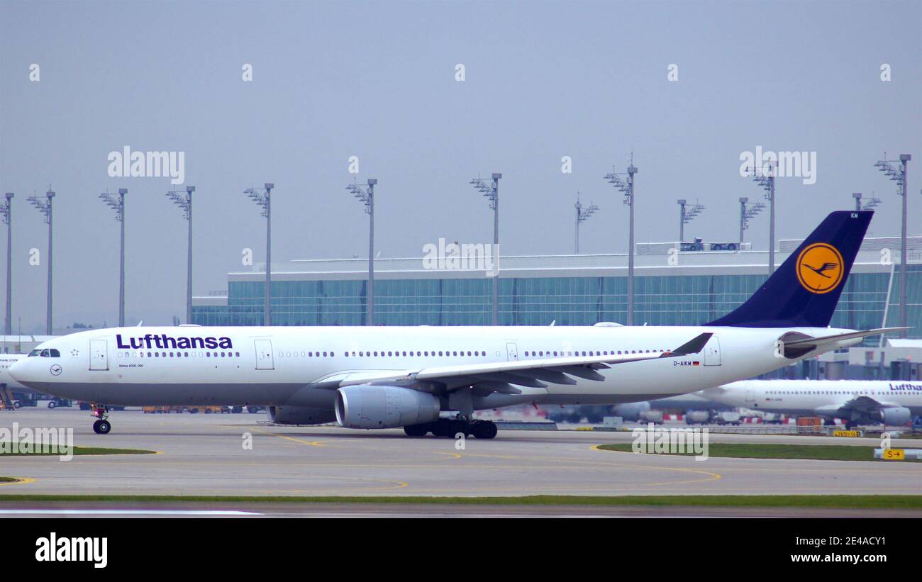 MÜNCHEN, 11. OKTOBER 2015: Lufthansa Airbus A330-300 rollt auf dem Münchner Flughafen MUC Stockfoto