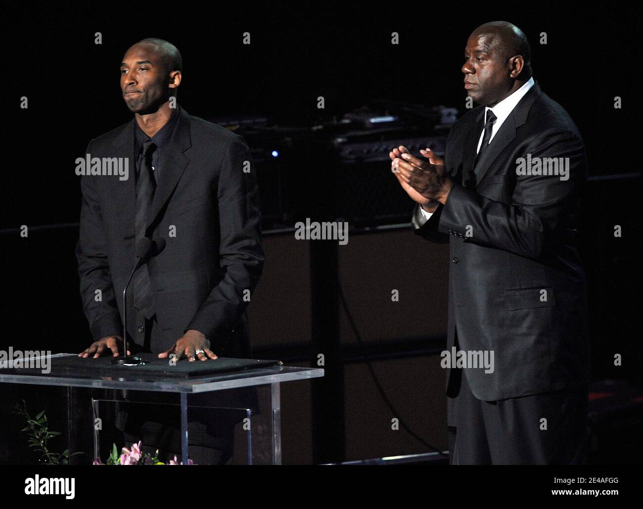 Los Angeles Lakers Kobe Bryant und der ehemalige Los Angeles Laker Magic Johnson sprechen während des Gedenkgottesdienstes für Michael Jackson am 7. Juli 2009 im Staples Center in Los Angeles, CA, USA. Poolfoto von Kevork Djansezian/Getty/PA-ABACAPRESS.COM (im Bild: Kobe Bryant, Magic Johnson) Stockfoto