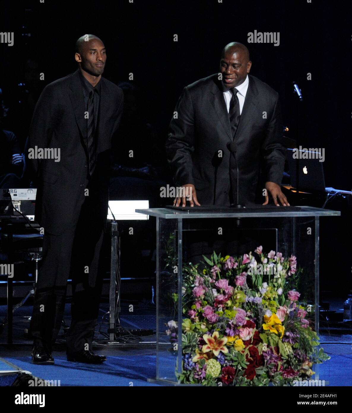 Los Angeles Lakers Kobe Bryant und der ehemalige Los Angeles Laker Magic Johnson sprechen während des Gedenkgottesdienstes für Michael Jackson am 7. Juli 2009 im Staples Center in Los Angeles, CA, USA. Poolfoto von Paul Buck/EPA/PA-ABACAPRESS.COM (im Bild: Kobe Bryant, Magic Johnson) Stockfoto