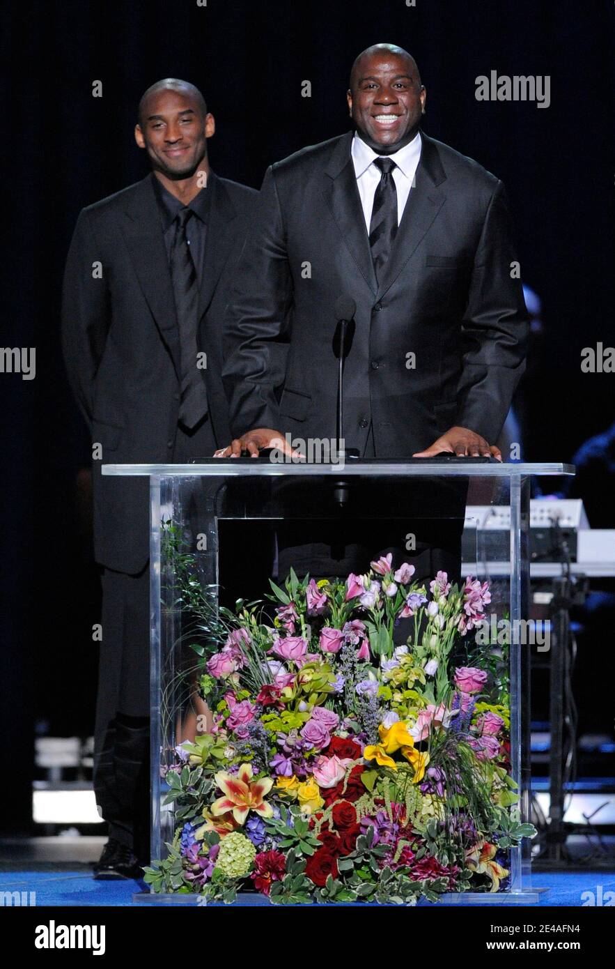 KOBE Bryant und Magic Johnson von LA Lakers sprechen während der Gedenkfeier für Michael Jackson am 7. Juli 2009 im Staples Center in Los Angeles, CA, USA. Poolfoto von Mark J. Terrill/AP/PA-ABACAPRESS.COM (im Bild: Kobe Bryant, Magic Johnson) Stockfoto