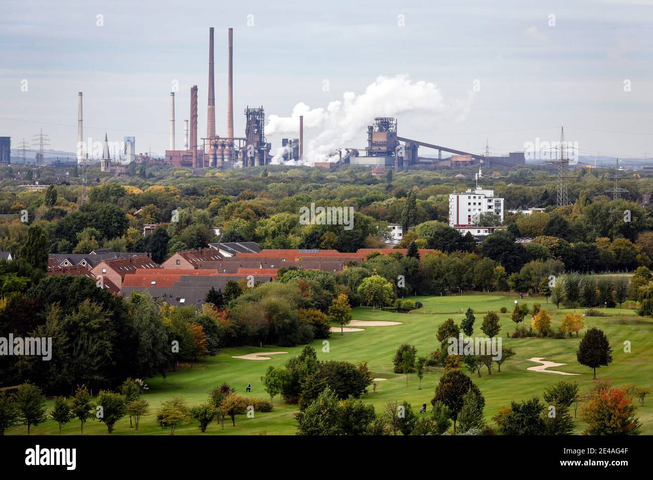 Oberhausen, Ruhrgebiet, Nordrhein-Westfalen, Deutschland - Industrielandschaft, Front-Golfplatz vom Golfclub Roettgersbach in Oberhausen, hinten ThyssenKrupp Steel in Duisburg-Marxloh. Stockfoto