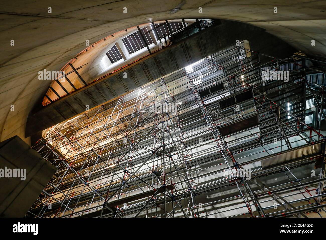 Oberhausen, Ruhrgebiet, Nordrhein-Westfalen, Deutschland - Emscher Umbau, Neubau des Emscher-AKE Kanals, hier Industriegerüst im Maschinenraum im Neubau des Pumpwerks Oberhausen. Stockfoto