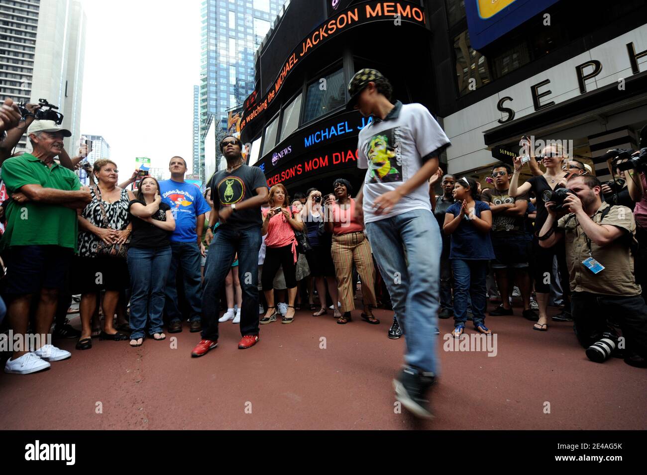 Hunderte Fans von Michael Jackson treffen sich, versammeln sich und tanzen, während sie am 7. Juli 2009 das King of Pop Memorial auf riesigen Leinwänden rund um den Times Square in New York City, NY, USA, sehen. Foto von ABACAPRESS.COM Stockfoto