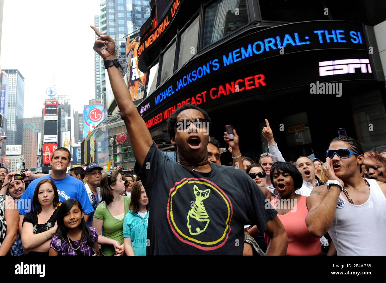 Hunderte Fans von Michael Jackson treffen sich, versammeln sich und tanzen, während sie am 7. Juli 2009 das King of Pop Memorial auf riesigen Leinwänden rund um den Times Square in New York City, NY, USA, sehen. Foto von ABACAPRESS.COM Stockfoto