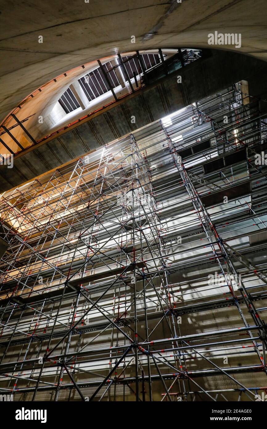 Oberhausen, Ruhrgebiet, Nordrhein-Westfalen, Deutschland - Emscher Umbau, Neubau des Emscher-AKE Kanals, hier Industriegerüst im Maschinenraum im Neubau des Pumpwerks Oberhausen. Stockfoto