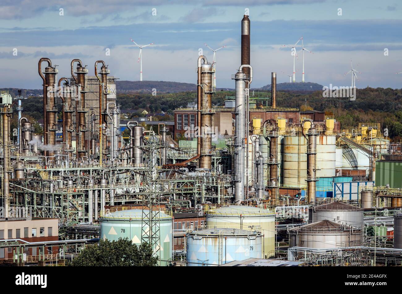 Oberhausen, Ruhrgebiet, Nordrhein-Westfalen, Deutschland - OXEA Ruhrchemie Werk in Oberhausen, hinten sind Windräder. Stockfoto