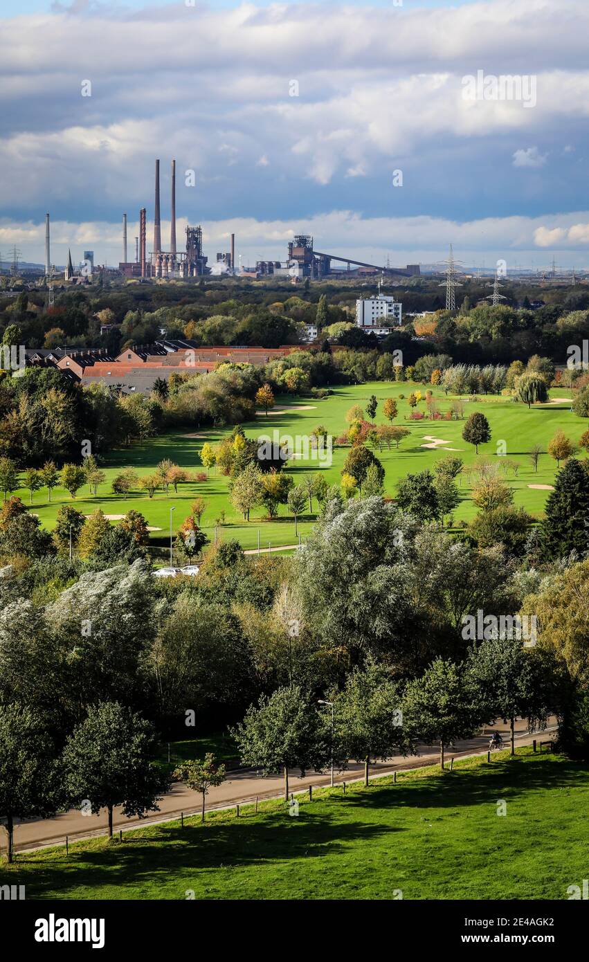 Oberhausen, Ruhrgebiet, Nordrhein-Westfalen, Deutschland - Industrielandschaft, Front-Golfplatz vom Golfclub Roettgersbach in Oberhausen, hinten ThyssenKrupp Steel in Duisburg-Marxloh. Stockfoto