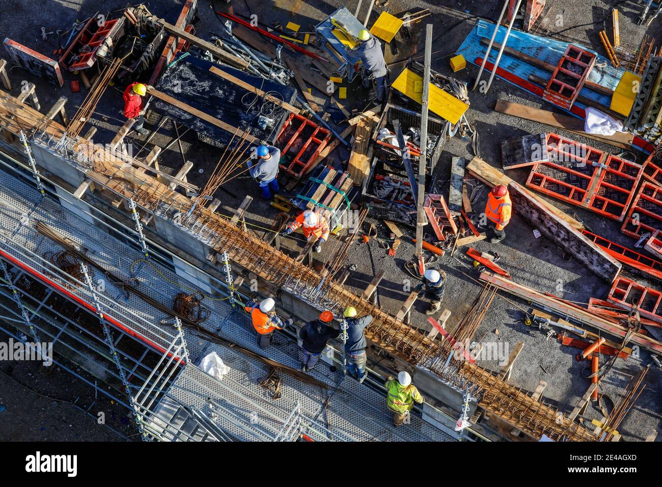 Oberhausen, Ruhrgebiet, Nordrhein-Westfalen, Deutschland - Bauarbeiter arbeiten an einer Betonschalung auf einer Baustelle. Stockfoto