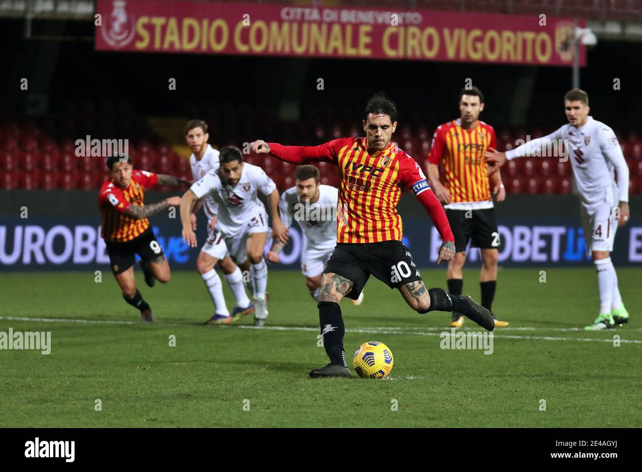 Ciro Vigorito Stadium, Benevento, Italien, 22 Jan 2021, Nicolas Viola (Benevento Calcio) Strafe während der Serie A Fußballspiel zwischen Benevento - Torino, Stadio Ciro Vigorito am 22. Januar 2021 in Benevento Italien während Benevento Calcio vs Torino FC, Italienischer Fußball Serie A Spiel - Foto Emmanuele Mastrodonato / LM Stockfoto