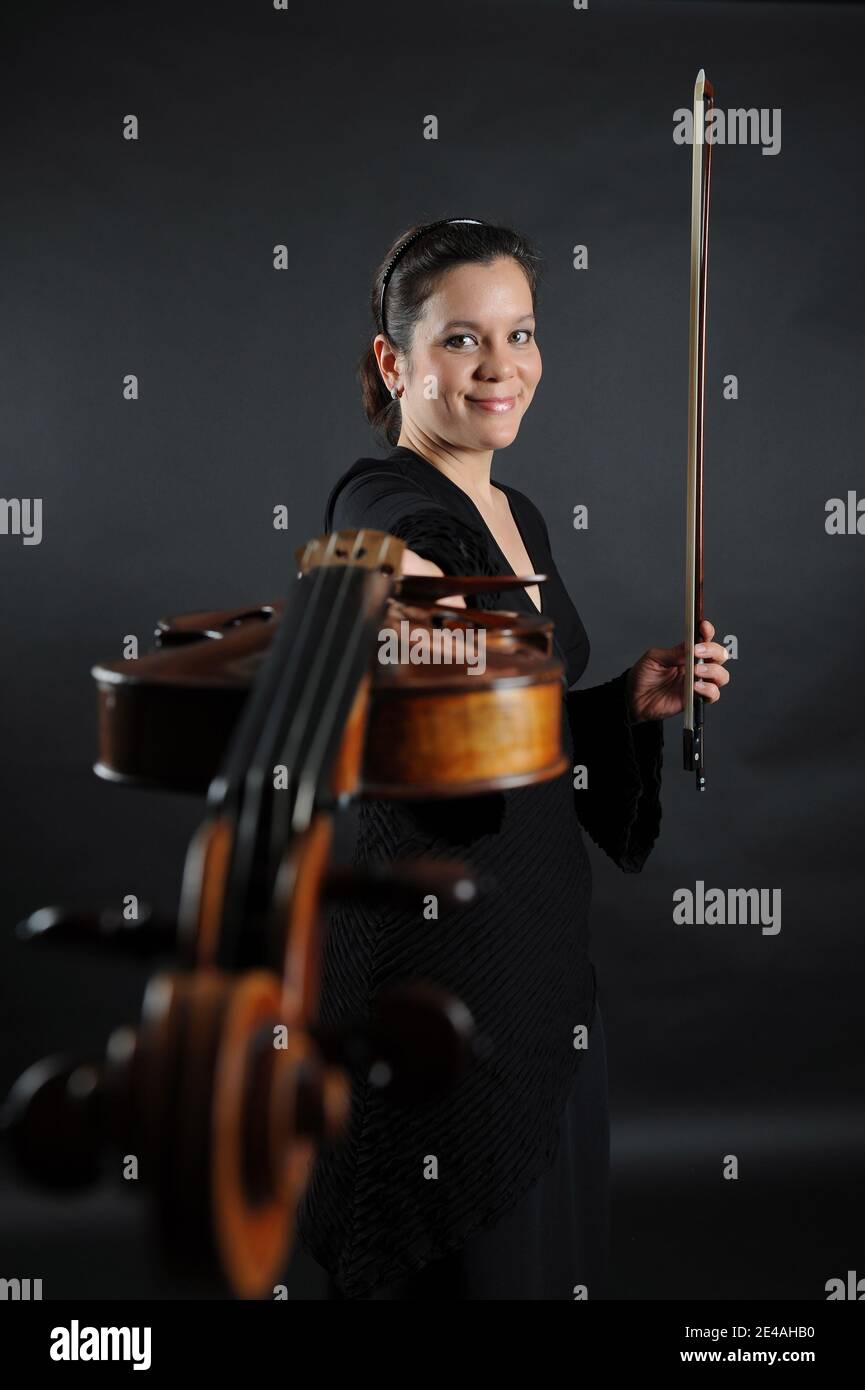 Die Geigerin Jennifer Gilbert posiert am 5. Juli 2009 beim Montreux Jazz Festival in Montreux, Schweiz. Foto von Loona/ABACAPRESS.COM Stockfoto