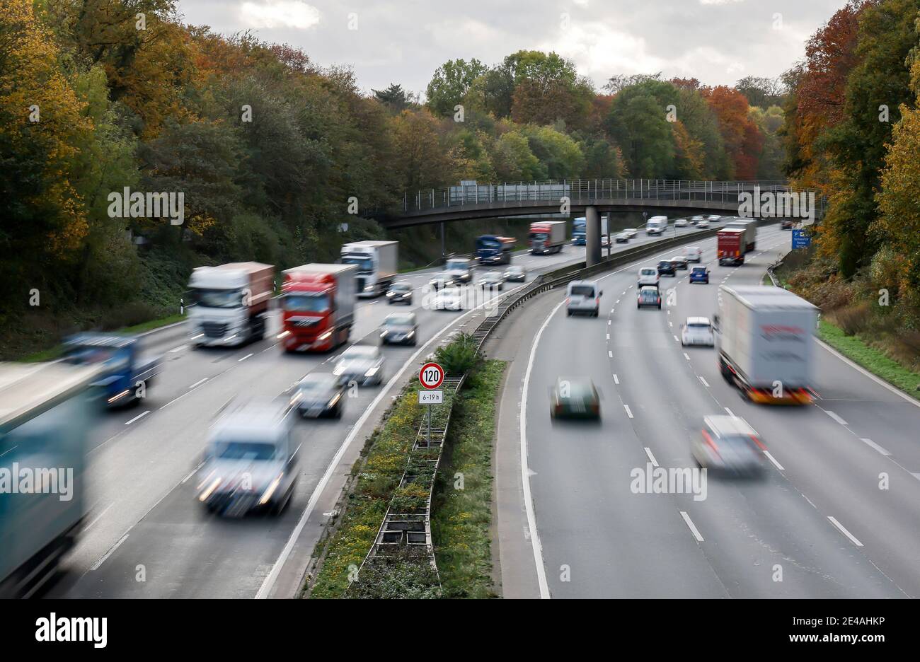 Bottrop, Ruhrgebiet, Nordrhein-Westfalen, Deutschland - viele Lkw und Pkw fahren auf der Autobahn A2. Stockfoto