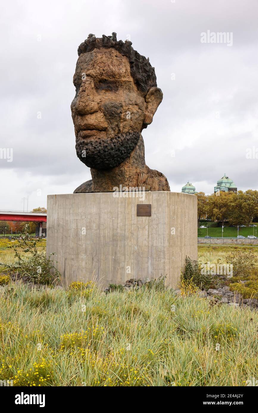 Duisburg, Ruhrgebiet, Nordrhein-Westfalen, Deutschland - Skulptur Echo des Poseidon des Künstlers Markus Luepertz, hinter der Friedrich-Ebert-Brücke über den Rhein, Mercatorinsel, Duisburger Hafen, Ruhrort Stockfoto