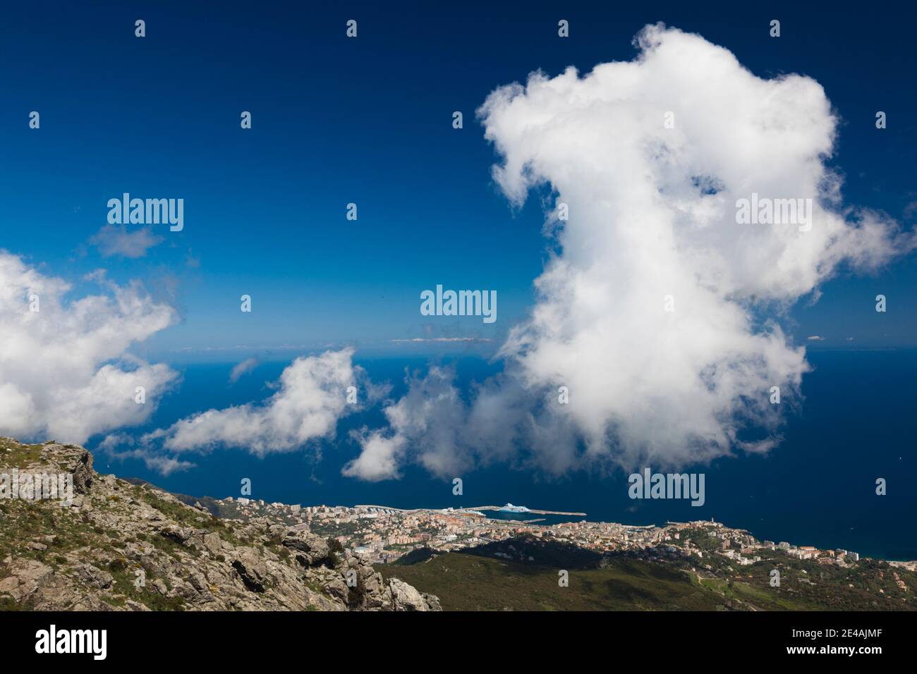 Blick auf eine Stadt von einem Berg aus gesehen, Serra Di Pigno, Bastia, Cap Corse, Haute-Corse, Korsika, Frankreich Stockfoto