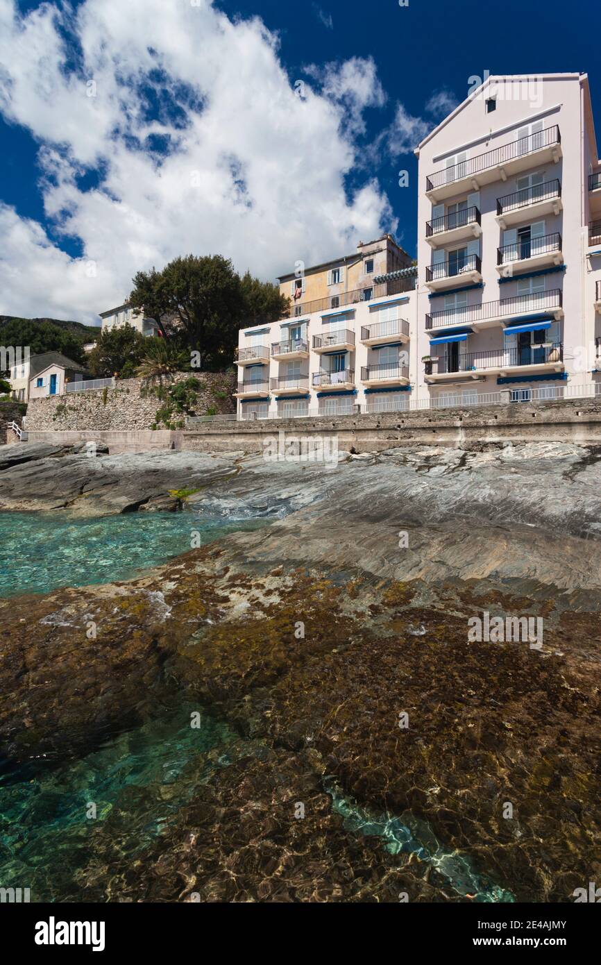 Gebäude am Wasser, Erbalunga, Cap Corse, Haute-Corse, Korsika, Frankreich Stockfoto