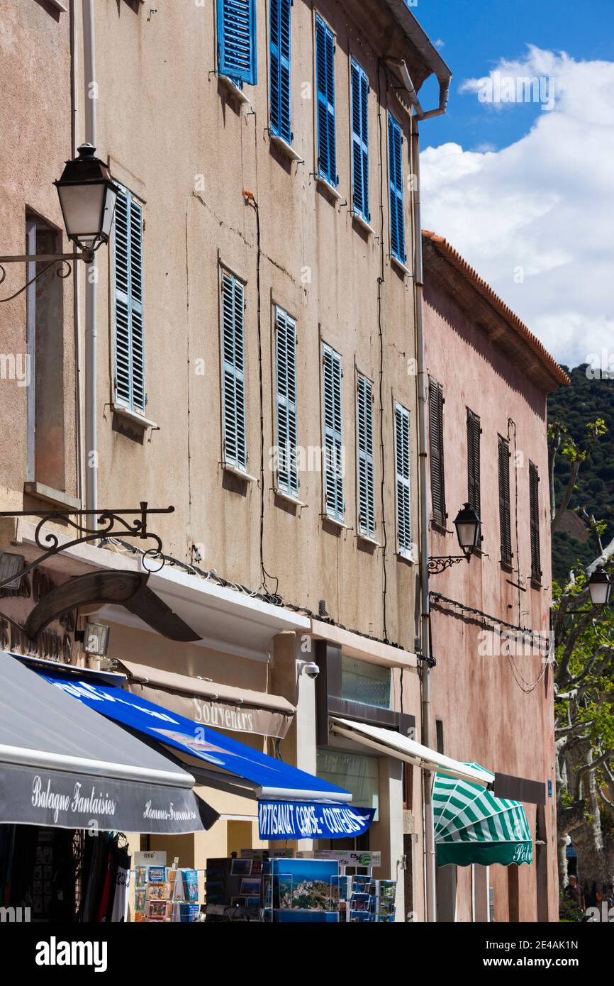 Gebäude in einer Stadt, l'Ile-Rousse, La Balagne, Haute-Corse, Korsika, Frankreich Stockfoto