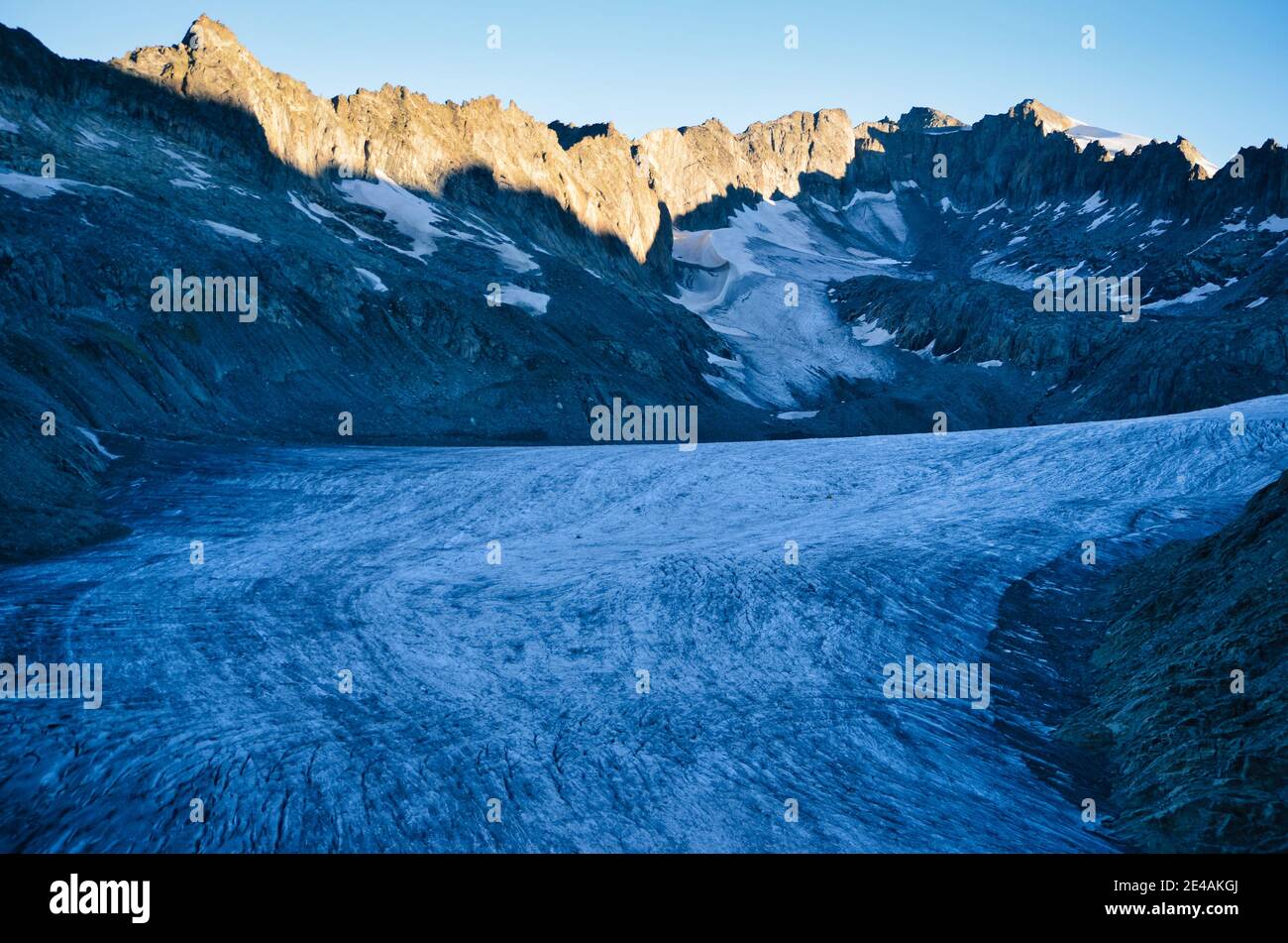 Fantastische Aussicht auf den großen rhonegletscher und die Berge im Kanton wallis. Ewiges Eis am Furkapass, Schweiz. Blickpunkt. Morgen Stockfoto