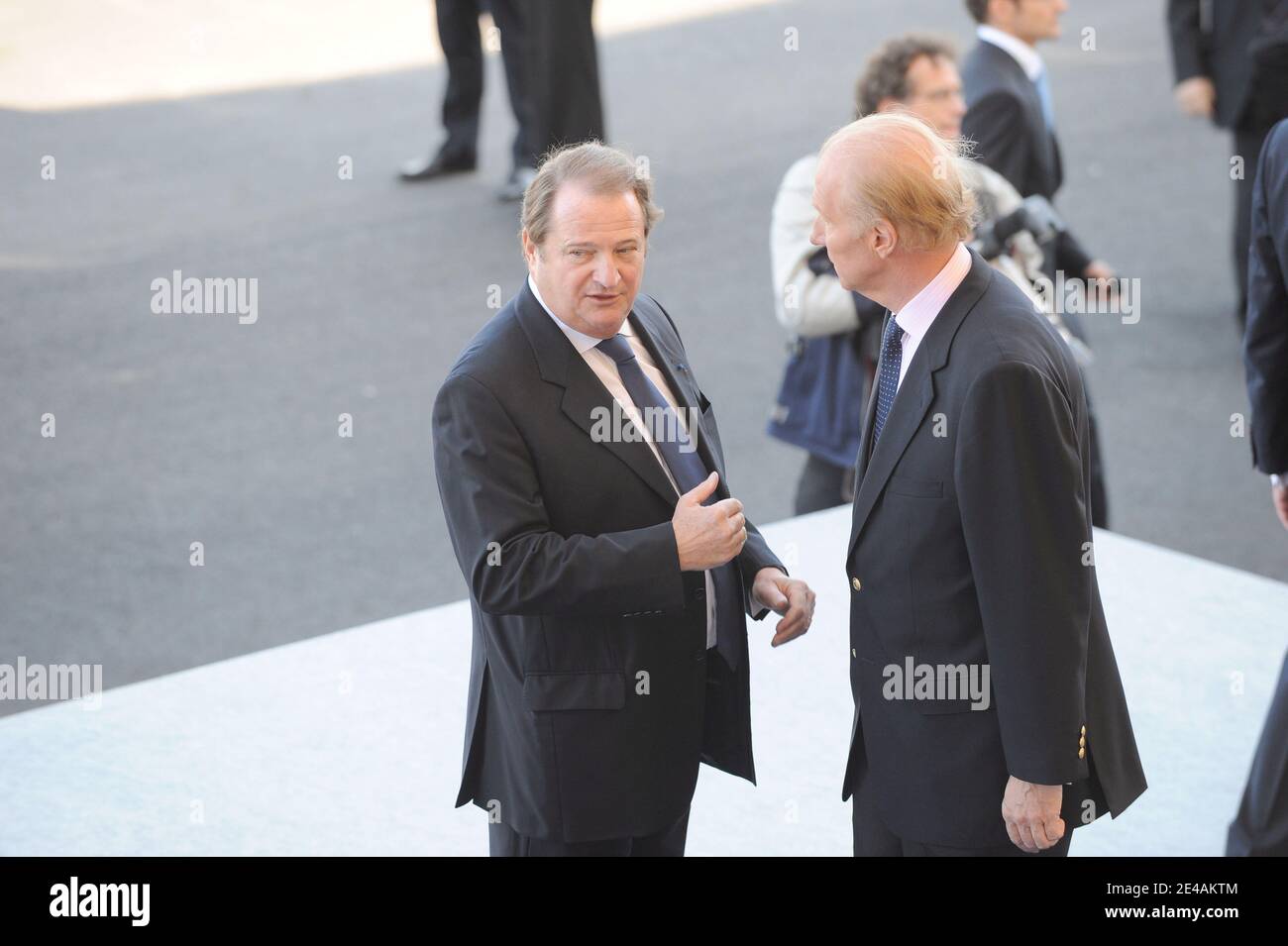 Pierre Charon und Brice Hortefeux besuchen den Place de la Concorde während der Bastille Day Parade auf der Champs Elysee Avenue, in Paris, Frankreich, am 14. Juli 2009. Indische Truppen sind bei der Militärparade am französischen Bastille-Tag mit einer stolzen 400-köpfigen Abteilung, die unter den Augen des indischen Premierministers die Champs Elysees heruntermarschiert. Foto von Ammar Abd Rabbo/ABACAPRESS.COM Stockfoto