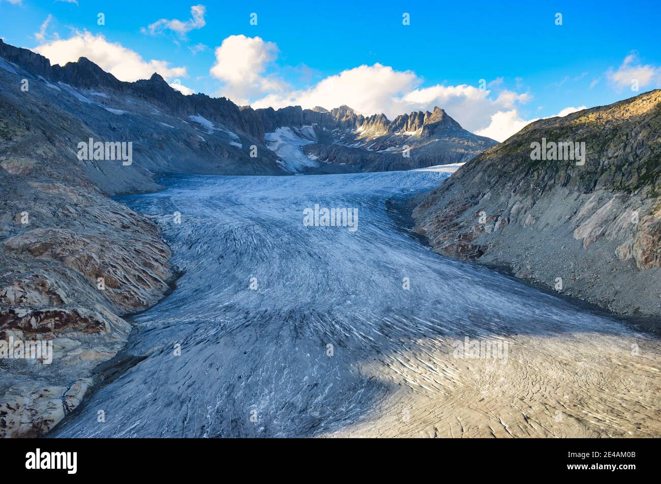 Fantastische Aussicht auf den großen rhonegletscher und die Berge im Kanton wallis. Ewiges Eis am Furkapass, Schweiz. Blickpunkt Stockfoto