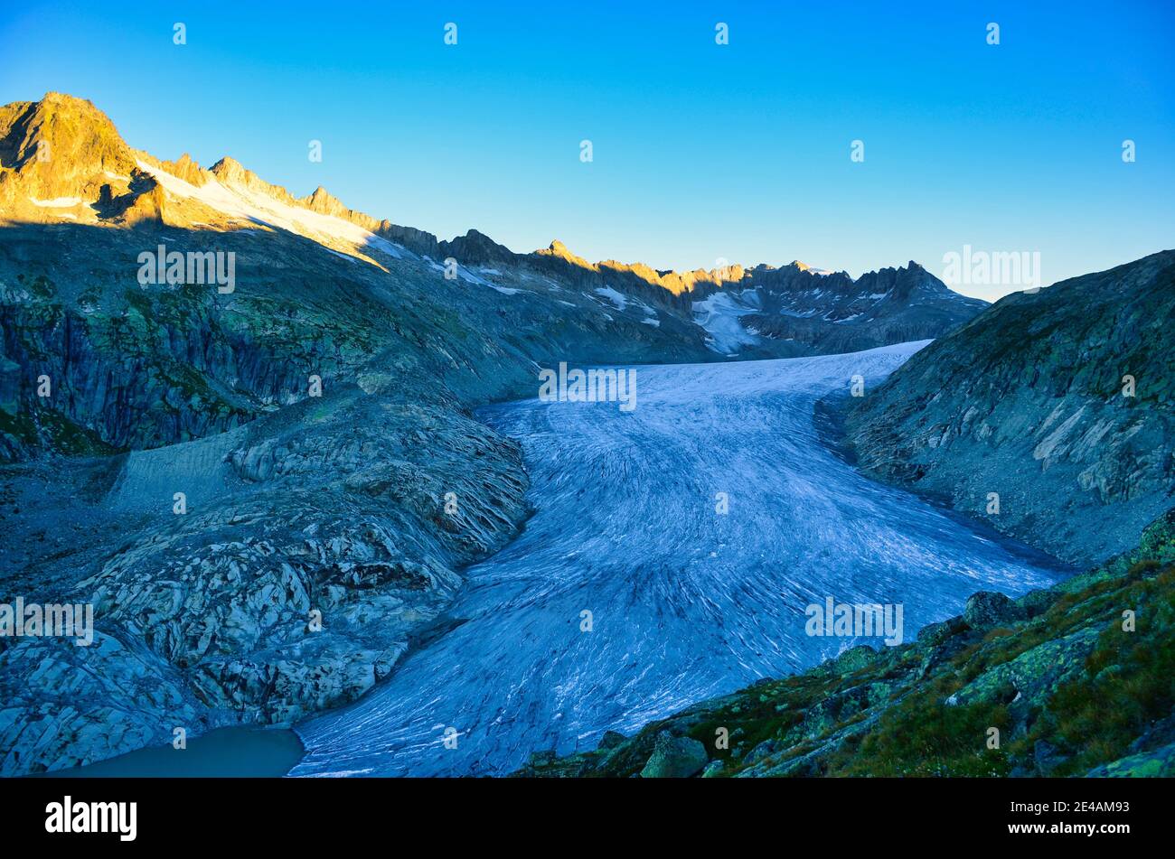 Fantastische Aussicht auf den großen rhonegletscher und die Berge im Kanton wallis. Ewiges Eis am Furkapass, Schweiz. Blickpunkt Stockfoto