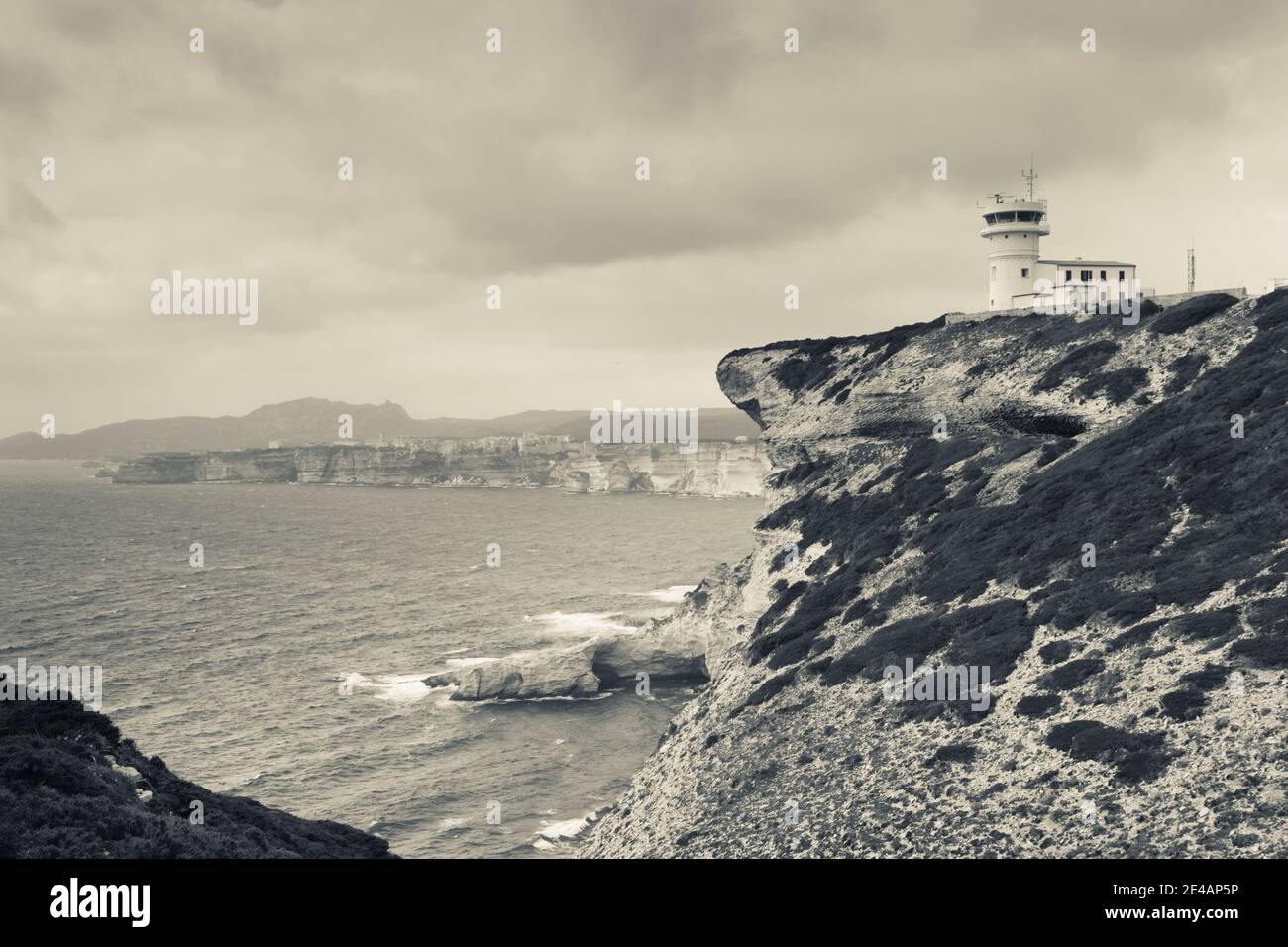 Blick auf einen Leuchtturm von den Klippen, Circuit des Falaises, Bonifacio, Corse-Du-Sud, Korsika, Frankreich Stockfoto