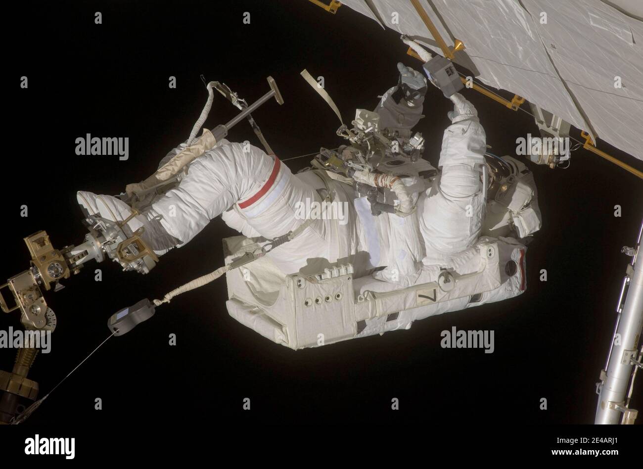 In dieser Serie digitaler Standbilder führt Astronaut Dave Wolf seinen zweiten Spacewalk durch, der auch die zweite von fünf geplanten Spacewalks für die STS-127 Mission am 20. Juli 2009 ist. Die Astronauten Wolf und Tom Marshburn (außer Rahmen) haben erfolgreich eine Ersatz-KU-Band-Antenne auf die Langzeitspeicherung auf der Raumstation übertragen, zusammen mit einem Reservepumpenmodul für das Kühlmittelsystem und einem Ersatzantriebsmotor für den Roboterarmtransporter der Station. Die Installation einer Fernsehkamera auf der Experimentier-Plattform der japanischen Exposed Facility wurde auf einen späteren Spacewalk verschoben. Foto von NASA/ABACAPRESS.CO Stockfoto