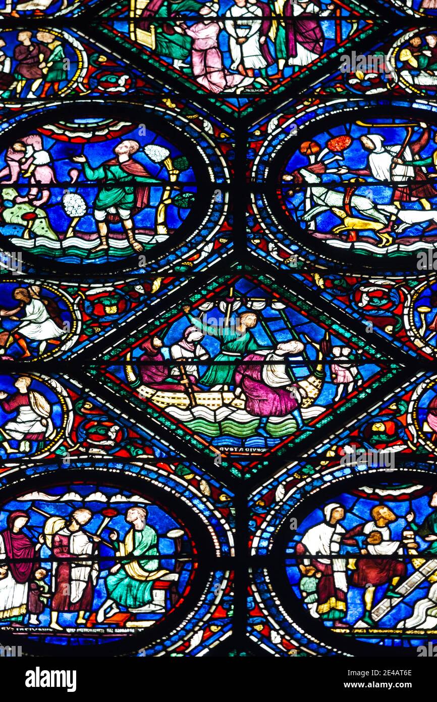 Buntglasfenster einer Kathedrale, Kathedrale von Chartres, Chartres, Eure-et-Loir, Frankreich Stockfoto