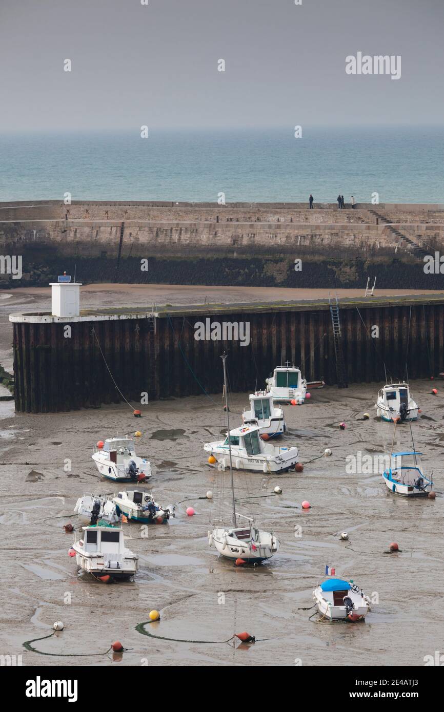 Erhöhter Blick auf Boote bei Ebbe, Port-en-Bessin-Huppain, D-Day-Strände, Calvados, Normandie, Frankreich Stockfoto