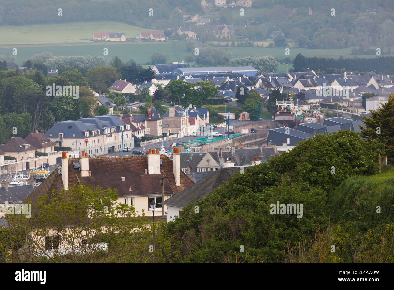 Erhöhter Blick auf eine Stadt, Port-en-Bessin-Huppain, D-Day Strände Gegend, Calvados, Normandie, Frankreich Stockfoto