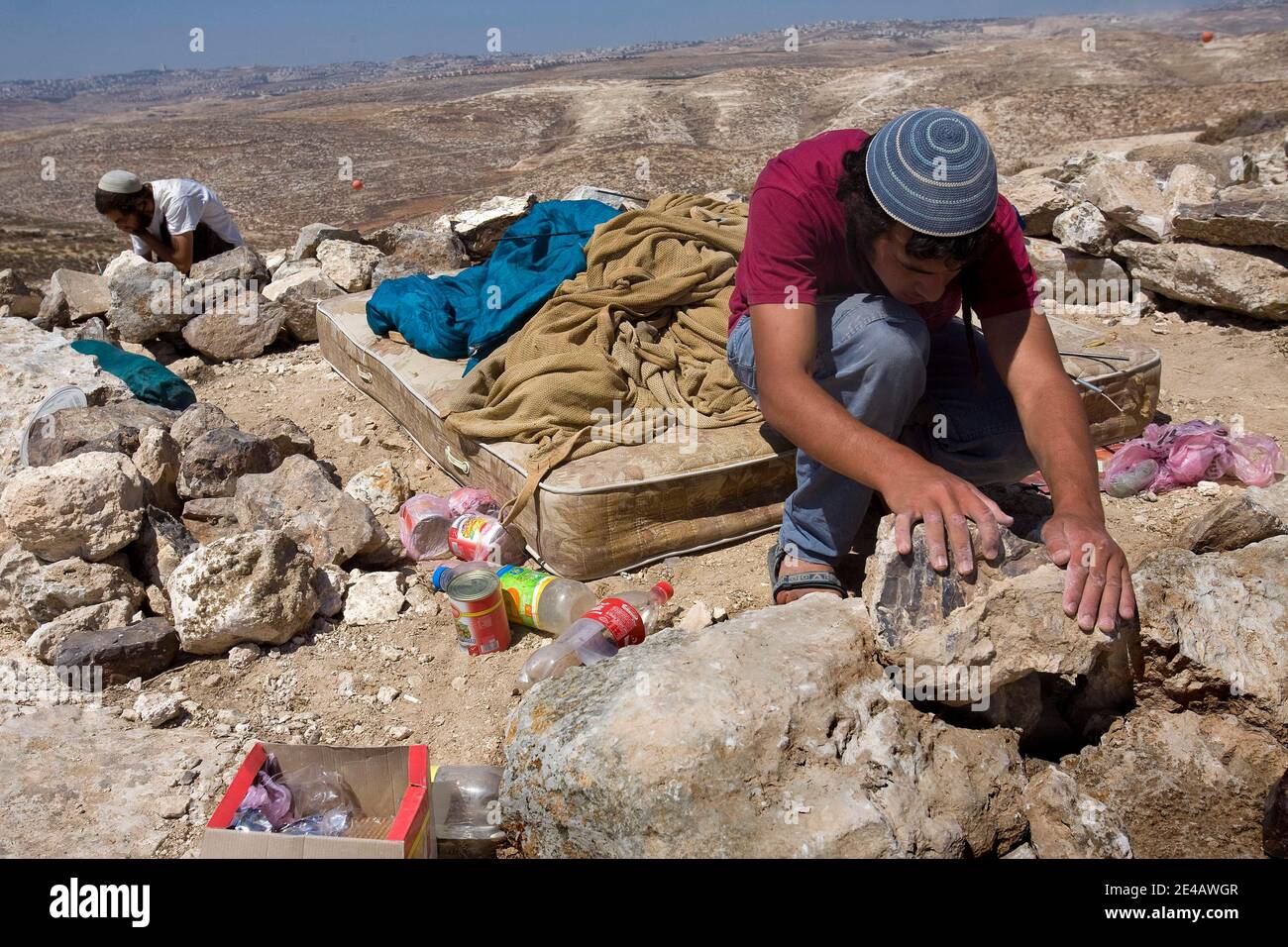 Eine jüdische Siedlerjugend stapelt Steine auf, um eine Struktur auf einem Hügel in der Nähe der israelischen Westjordansiedlung Maaleh Mikhmash in der Nähe von Ramallah zu bauen, Dienstag, 28. Juli 2009. Der israelische Ministerpräsident Benjamin Netanjahu und der US-amerikanische Friedensbeauftragte George Mitchell versuchen, einen öffentlichen Streit über jüdische Siedlungen im Westjordanland zu lösen. Foto von Olivier Fitoussi /ABACAPRESS.COM Stockfoto