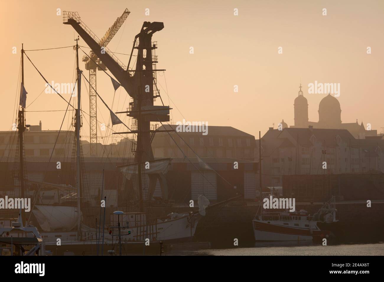 Frachtkrane im Hafen, Granville, Manche, Normandie, Frankreich Stockfoto