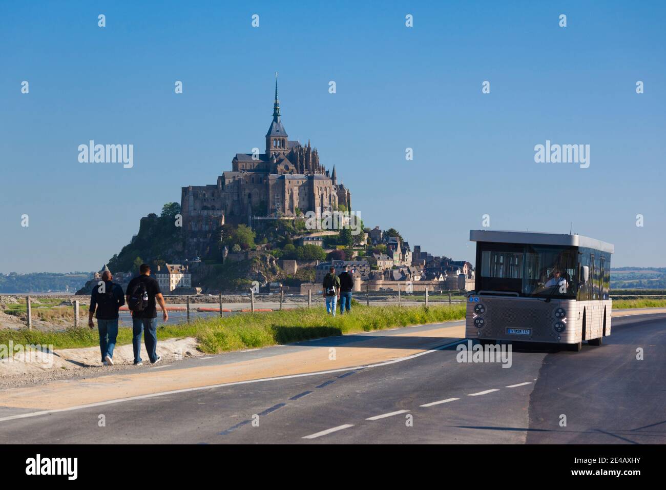 Tourbus unterwegs mit Mont Saint-Michel im Hintergrund, Manche, Normandie, Frankreich Stockfoto