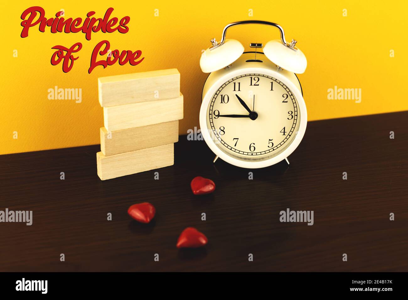Principles of Love konzeptuelles Foto-Banner mit Platz für Text und rote Herzen, Holzpflöcke, Blöcke und Wecker Foto Stockfoto