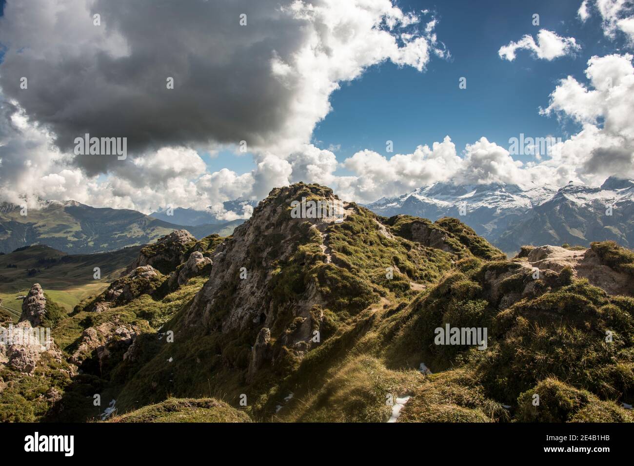 Kraterlandschaft, bewölkt mit erstem Schnee auf den Bergen Stockfoto