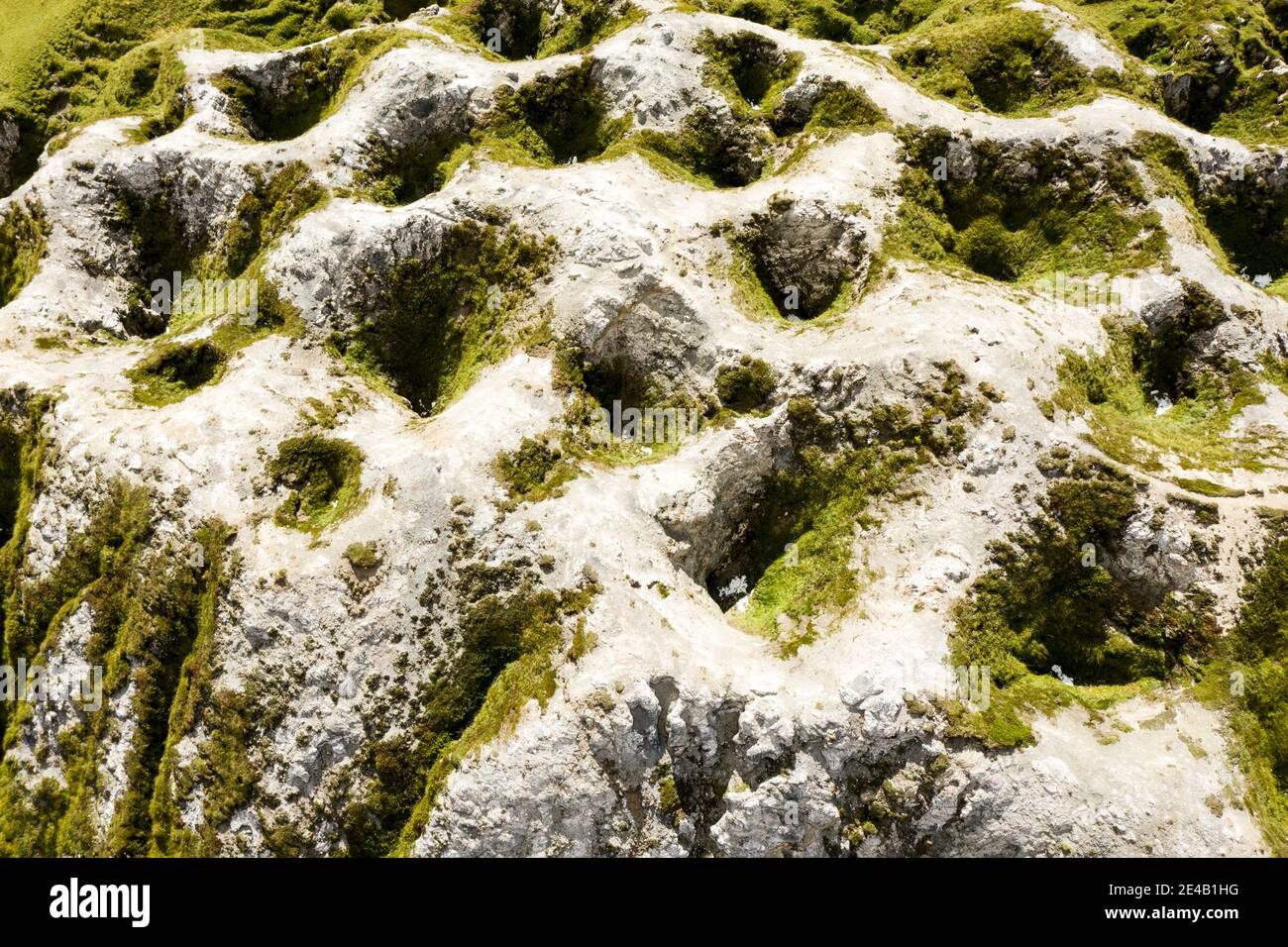 Sinkholes, Kraterlandschaft, weißer Felsen mit Löchern, in denen Gras wächst, Luftaufnahme Stockfoto