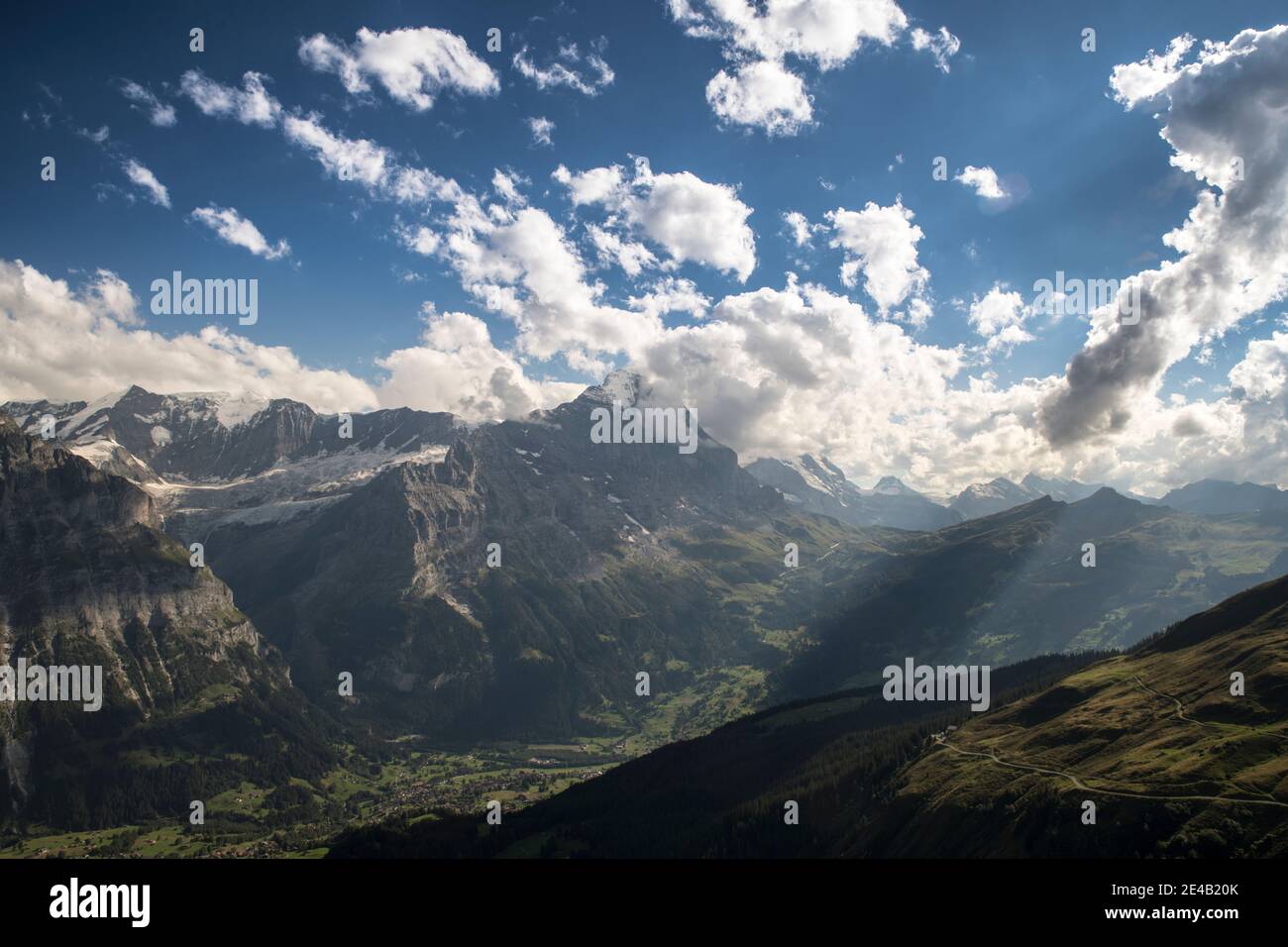 Grindelwald mit Eiger Nordwand, zuerst Gewitter Stockfoto