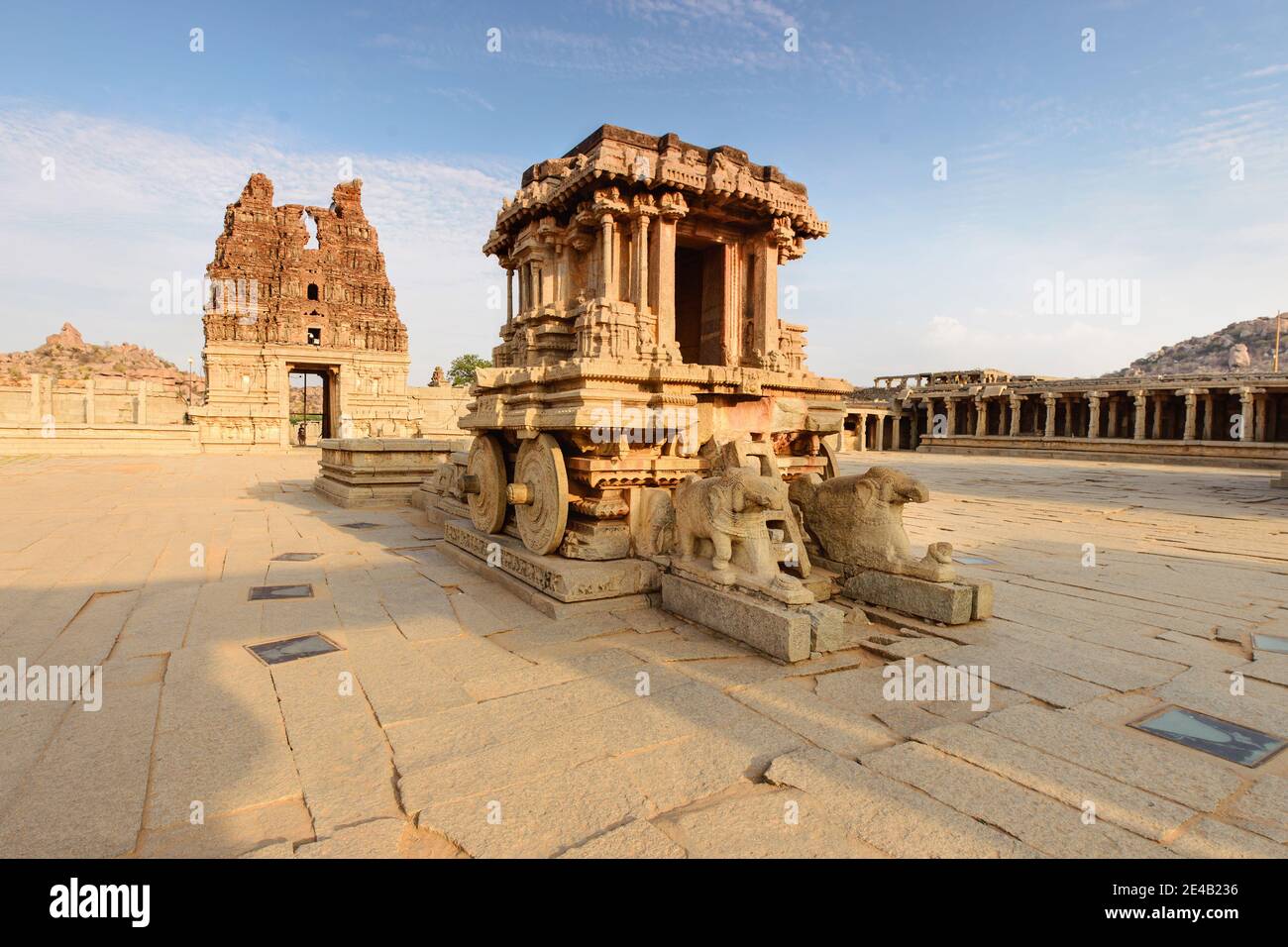 Unglaublicher Steinwagen im Hof des Vittala-Tempels bei Sonnenuntergang in Hampi, Karnataka, Indien Stockfoto
