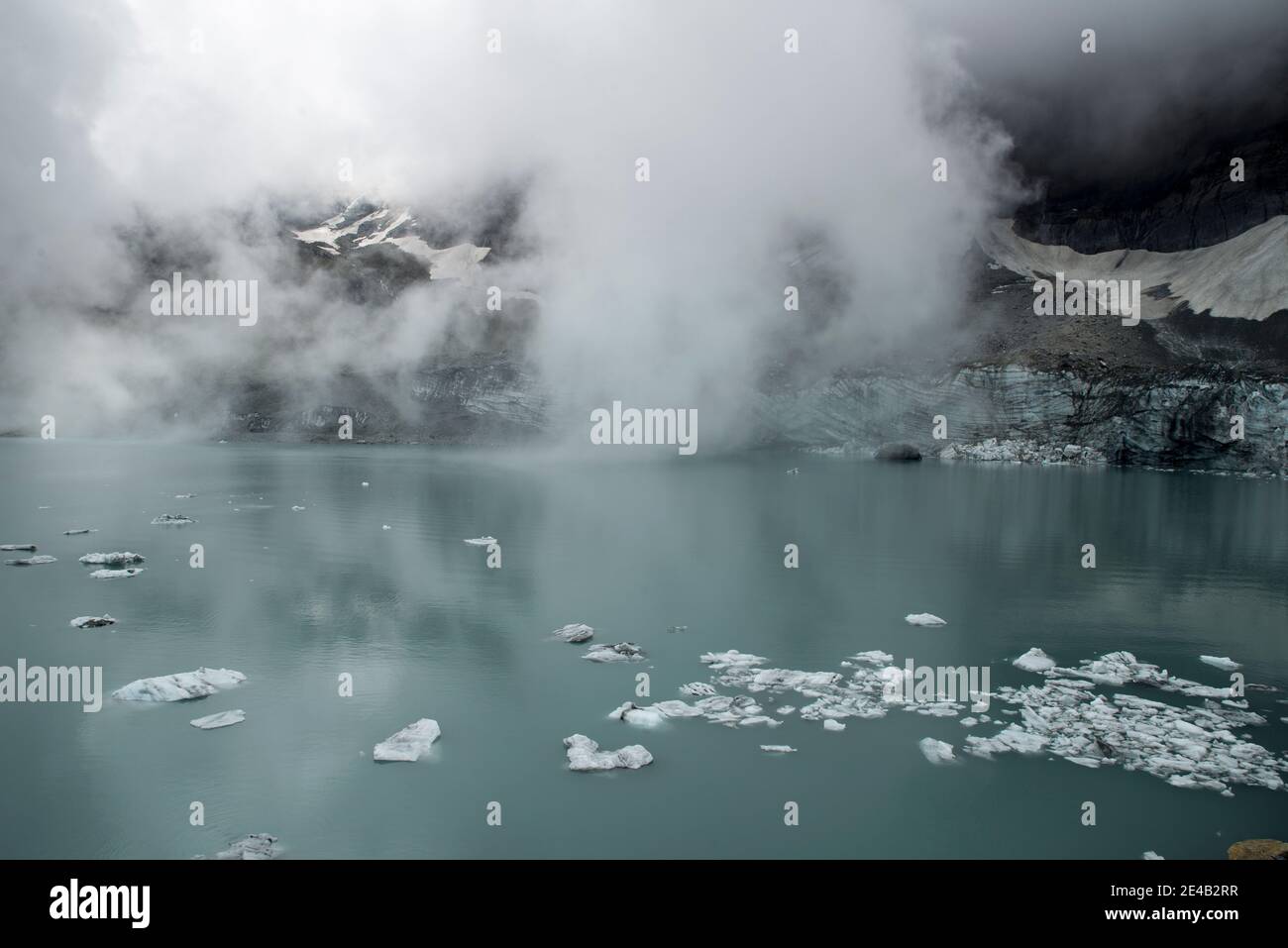 Gletschersee mit kleinen Eisschollen, Nebel Stockfoto