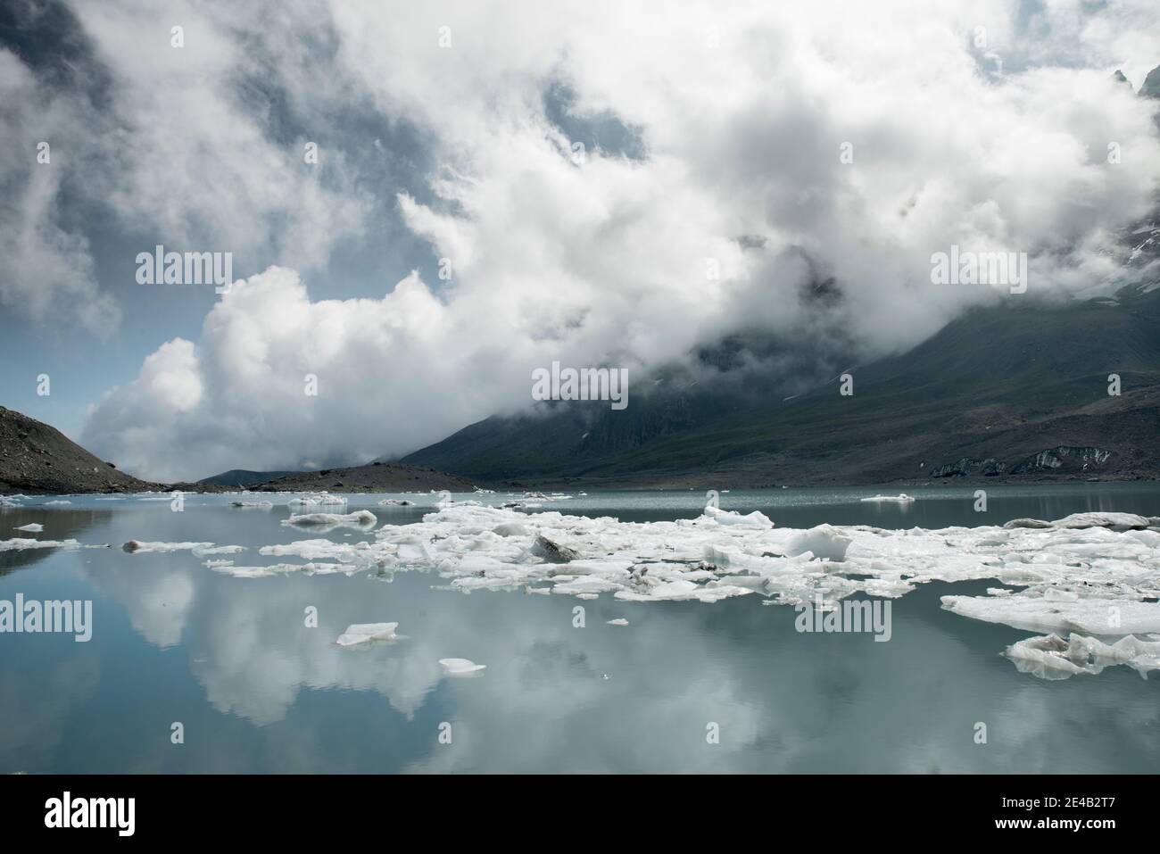 Gletschersee mit Reflexionen und kleinen Eisschollen, Nebel Stockfoto